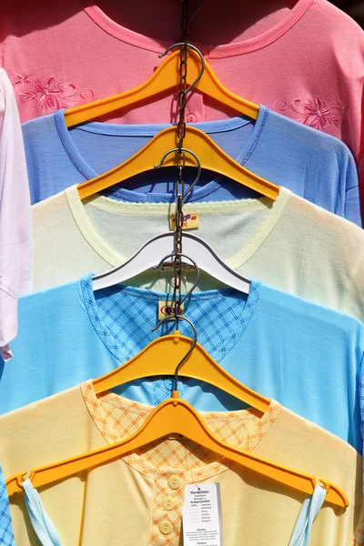 Pastellfarbener Pullover in Sommerfarben — Stockfoto