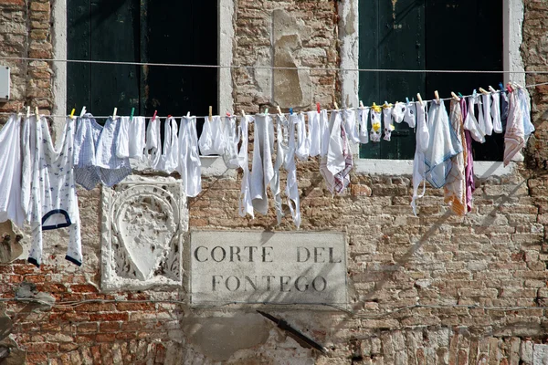 Italian courtyard with drying clothes on the line — Stock Photo, Image