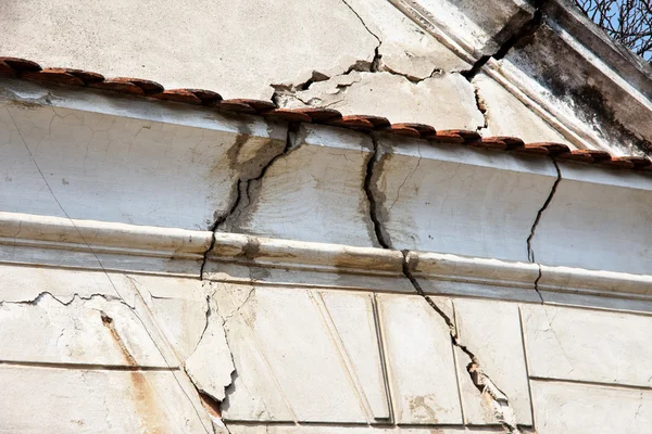 被害と地震動によるひび割れ — ストック写真