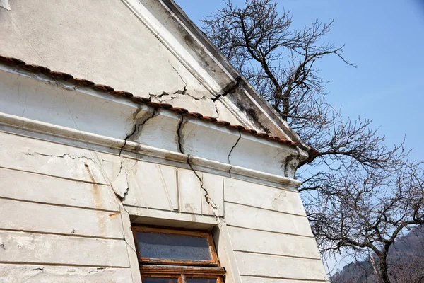 Dommages au pignon d'un vieux bâtiment — Photo