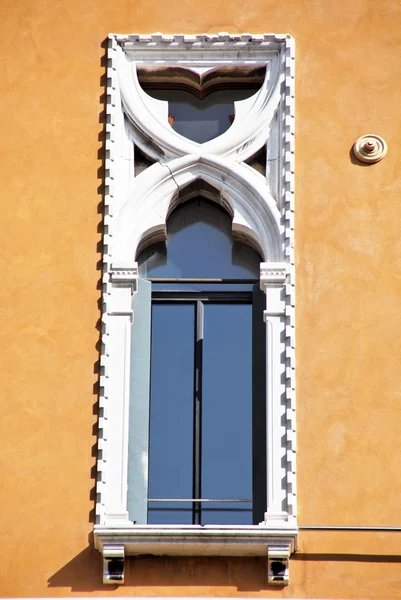 Ventana decorada con estuco en un edificio en Venecia — Foto de Stock