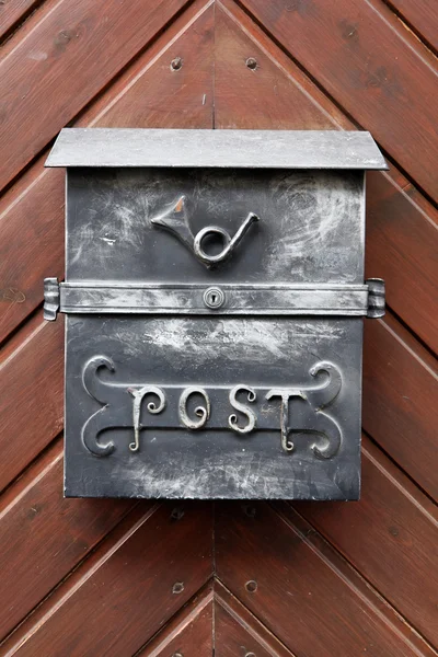 Caja de letras de hierro en una puerta de madera — Foto de Stock