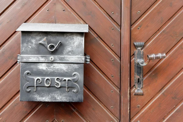 Železný poštovní schránka na dřevěné dveře — Stock fotografie