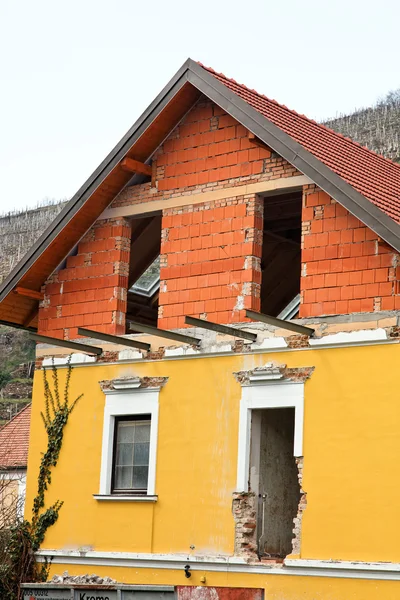 古い家を改造する近代化 — ストック写真