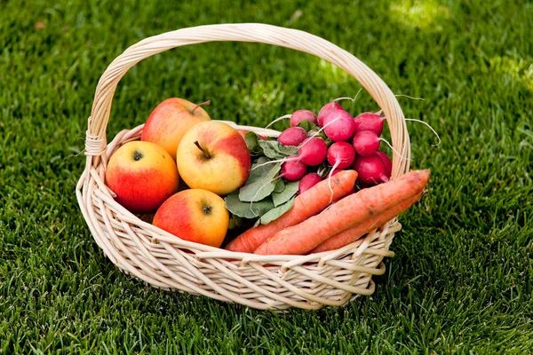 Frukt och grönsaker i korgen med sin hustru — Stockfoto