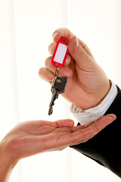 Real estate broker with an apartment key — Stock Photo, Image