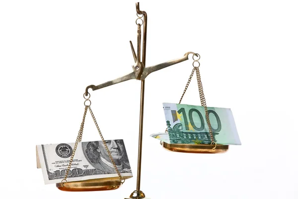 Notas de euro e dólar em balanças — Fotografia de Stock
