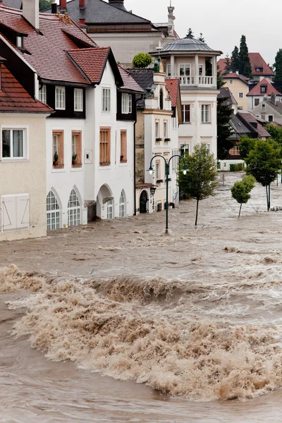 Agua alta e inundaciones en steyr, austria — Foto de Stock