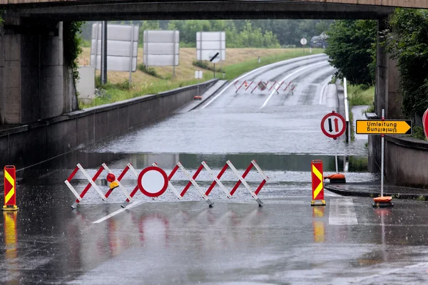El camino está inundado y cerrado después de la lluvia — Foto de Stock