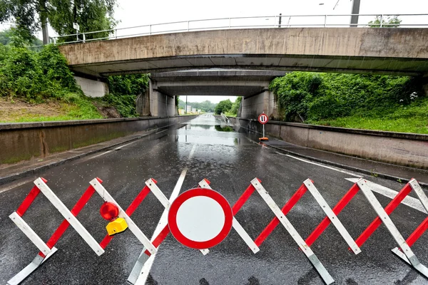 Route inondée et fermée après la pluie — Photo