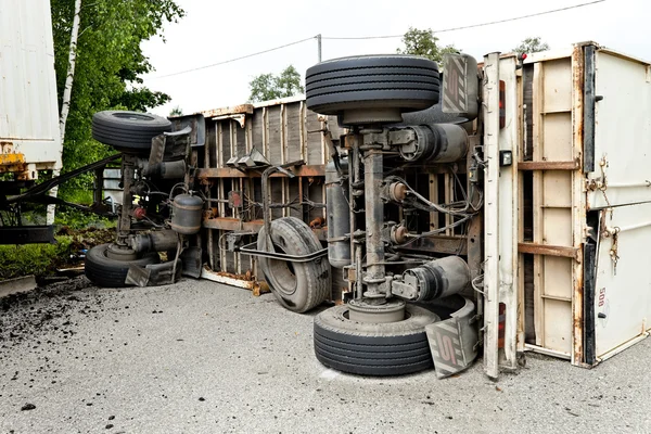Accident de voiture sur une route avec camions — Photo