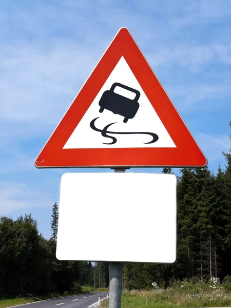 打滑的交通标志 — 图库照片