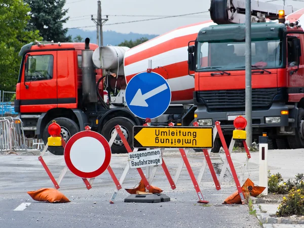 Reindirizzamento di una strada bloccata a causa della costruzione — Foto Stock