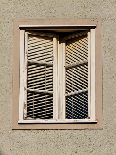 Trä fönster i ett hus — Stockfoto