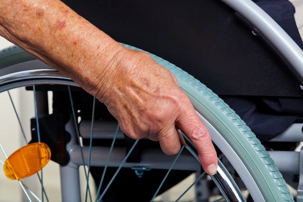 Pielęgniarka i stara kobieta na wózku inwalidzkim — Zdjęcie stockowe