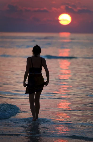 Pôr do sol em uma praia de sonho — Fotografia de Stock