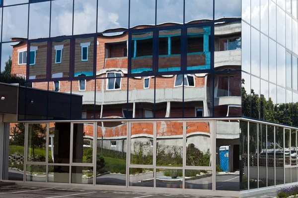 Skalet av en hus fasad återspeglas i — Stockfoto