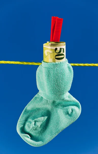 Baby sokker på tørresnoren med schweizerfranc - Stock-foto