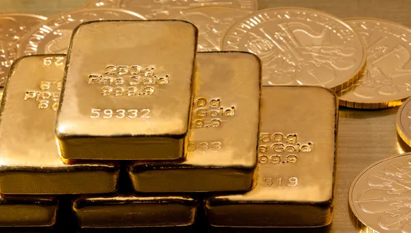 真正的黄金比金条和金币的投资 — 图库照片