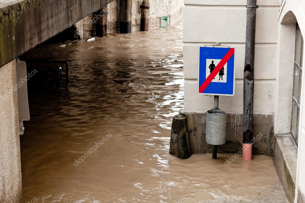 Hochwasser Und Uberflutung In Steyr Osterreich Stockfotografie Lizenzfreie Fotos C Ginasanders 8285052 Depositphotos