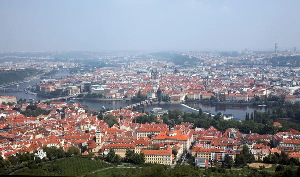 Prága, városra, a petrin kilátó torony — Stock Fotó