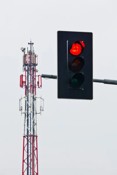 Mobil radio överföring tornet och rött trafikljus — Stockfoto