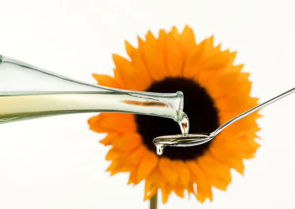 Приготування олії з насіння соняшнику — стокове фото