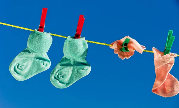 Calcetines de bebé en tendedero —  Fotos de Stock