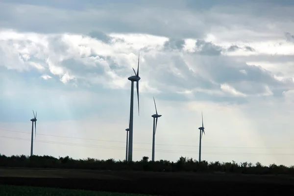 Eolienne dans un parc éolien pour une énergie alternative fr — Photo