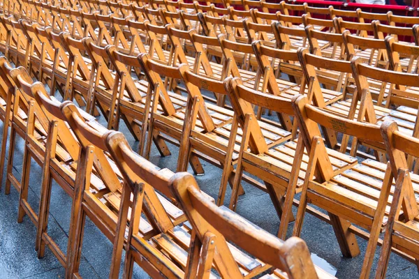 Lege stoelen bij evenementen vanwege de regen — Stockfoto