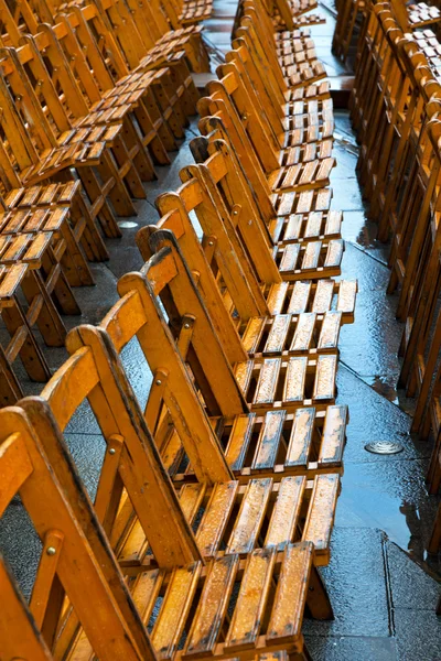 Prázdné židle u události způsobené deštěm — Stock fotografie
