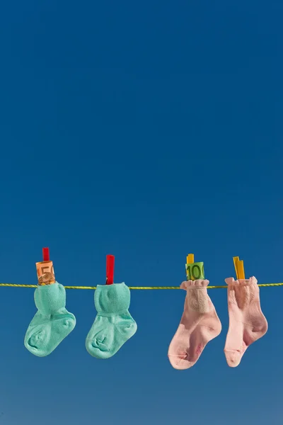 Kaus kaki bayi di jemuran — Stok Foto