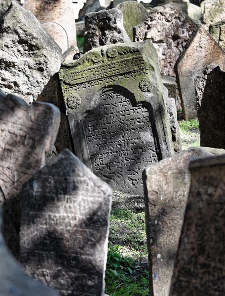 Pedras tumulares no cemitério judaico em praga — Fotografia de Stock