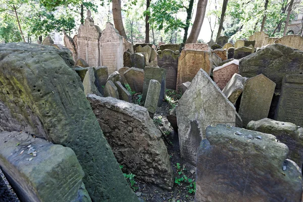 Pedras tumulares no cemitério judaico em praga — Fotografia de Stock
