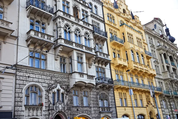 Praag, prachtig gerenoveerd huizen n de oude stad — Stockfoto