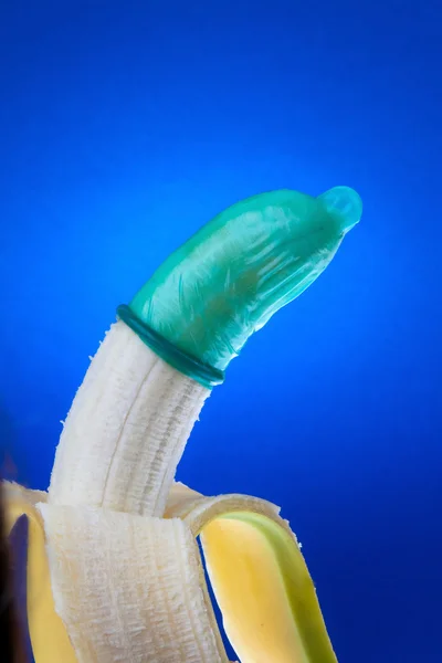 Презерватив с бананом . — стоковое фото