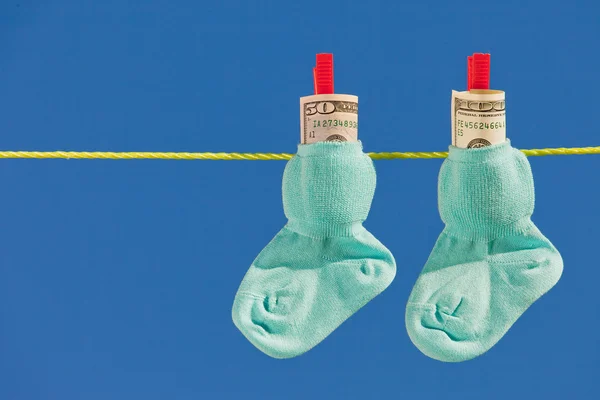 Κάλτσες μωρό με τους λογαριασμούς δολαρίων — Φωτογραφία Αρχείου