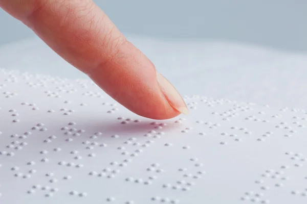 Braille et doigt. livre en braille — Photo