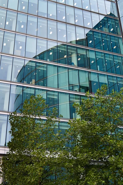ロンドンでの近代的なオフィスビルのファサード — Stockfoto