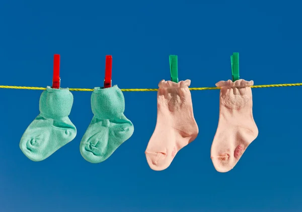 婴儿袜子晾衣绳上 — 图库照片