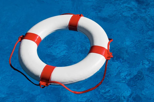 Rescue däck i poolen — Stockfoto