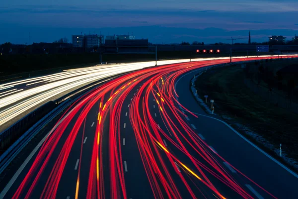 Автомобили на шоссе ночью — стоковое фото
