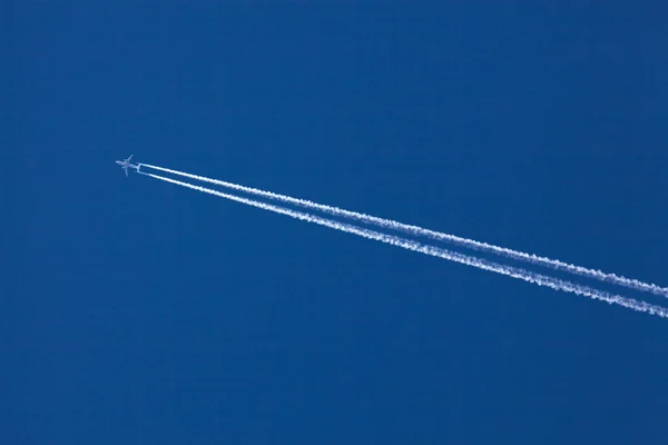Flugzeug und Kondensstreifen — Stockfoto