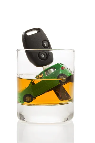 Kocsikulcsot és üveg, alkohol — Stock Fotó