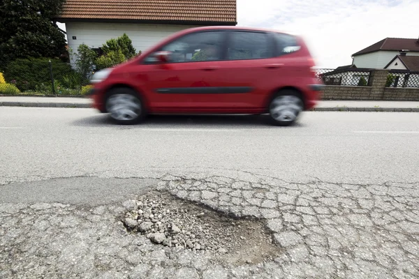 Straße mit Schlaglöchern. Frostbeulen — Stockfoto