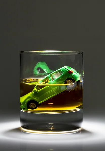 Llaves de coche y vidrio con alcohol — Foto de Stock