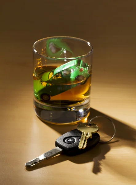 Llaves de coche y vidrio con alcohol — Foto de Stock