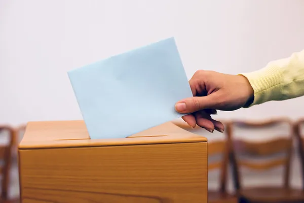 Vrouwen in verkiezing met stembiljetten en stembus — Stockfoto