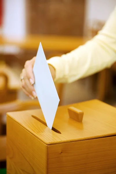 Mulheres em eleição com cédulas e urna — Fotografia de Stock