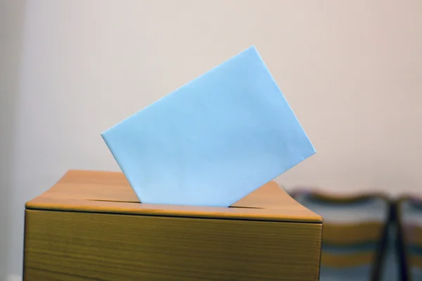 選挙の投票用紙と投票箱での女性 — ストック写真